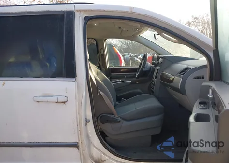 2010 Chrysler Town & Country Touring z USA, uszkodzony, nr VIN 2A4RR5D19AR491845